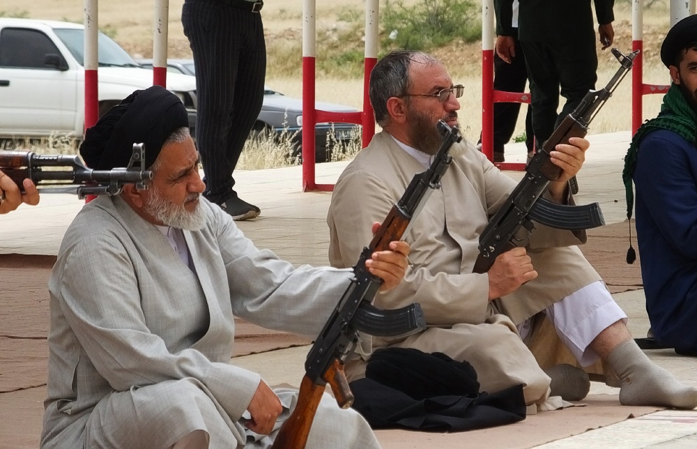 تیراندازی آیت‌الله ملک‌حسینی و امام جمعه گچساران در اردوگاه قدس ناحیه مقاومت گچساران+تصاویر