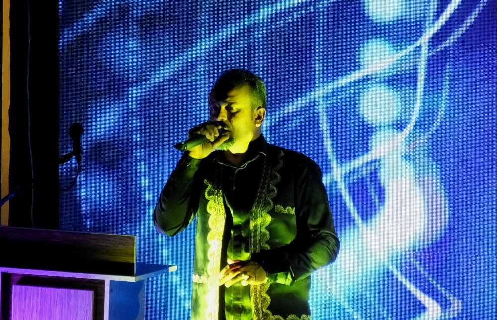 اتهامات سنگین و اثبات‌نشده مجری جشن محله سادات به رقبای تاج‌‌گردون!/خرید رای با کارت شارژ و پول/کدام نماینده مردم را فریب داده بود!