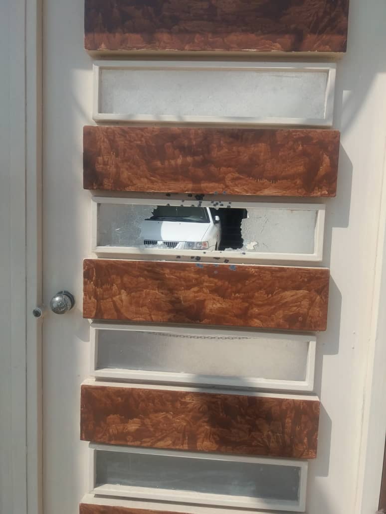 تیراندازی افراد ناشناس به خودرو و منزل کاندیدای ریاست هیئت کشتی استان در گچساران+تصاویر