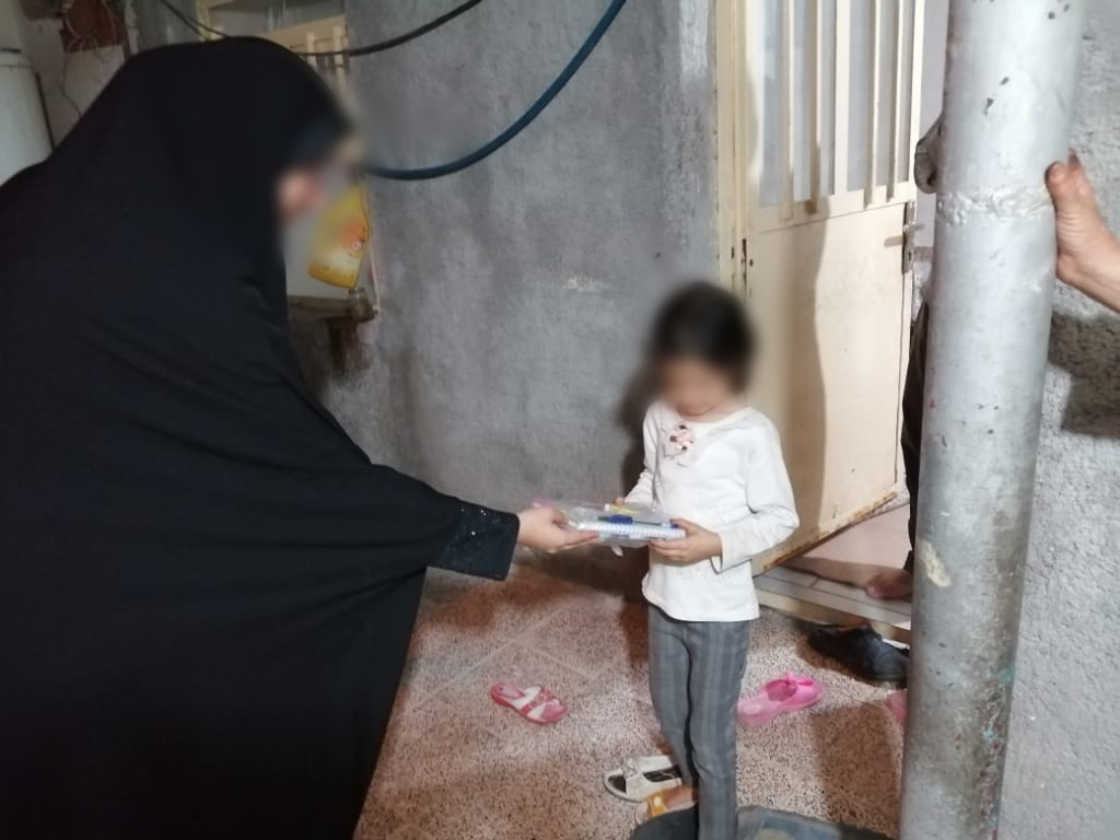 توزیع لوازم ضروری تحصیل به دانش‌آموزان محلات فقیرنشین گچساران توسط موسسه خیریه الحسن(ع)+تصاویر