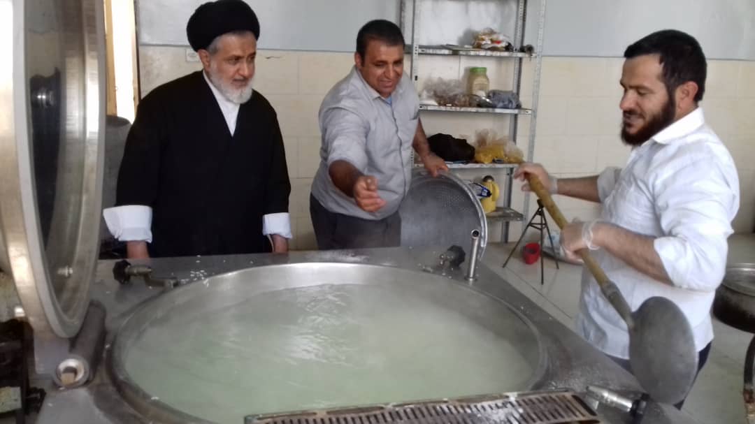 حضور فعال امام جمعه گچساران در پخت و توزیع شام عزاداران حسینی در مصلی+تصاویر