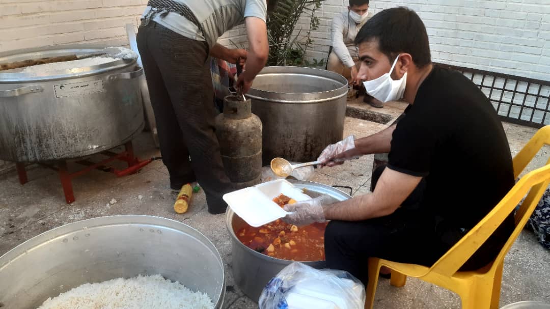 توزیع ۹۰۰ پرس غذای گرم بین روزه‌داران گچسارانی+تصاویر