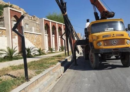 نصب پایه های برق در رینگ بافت فرسوده توسط شهرداری دوگنبدان