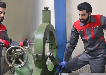 قیمت لباس کار در سال ۱۴۰۳ | عوامل موثر بر قیمت لباس کار