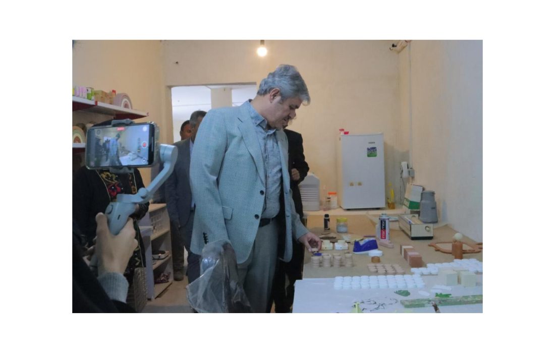 بازدید تاج‌گردون و وزیر ارتباطات از تولیدات مرکز رشد و فناوری گچساران+فیلم