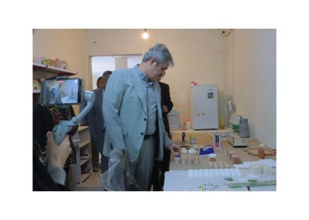 بازدید تاج‌گردون و وزیر ارتباطات از تولیدات مرکز رشد و فناوری گچساران+فیلم