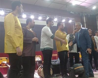 تقدیر مدیرعامل نفت گچساران از گروه موسیقی سماعیان در جشن بزرگ‌ دهه فجر