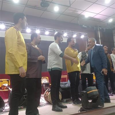 تقدیر مدیرعامل نفت گچساران از گروه موسیقی سماعیان در جشن بزرگ دهه فجر