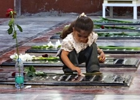 آیین «مهمانی لاله‌ها» در گلزار شهدای گچساران+ تصاویر