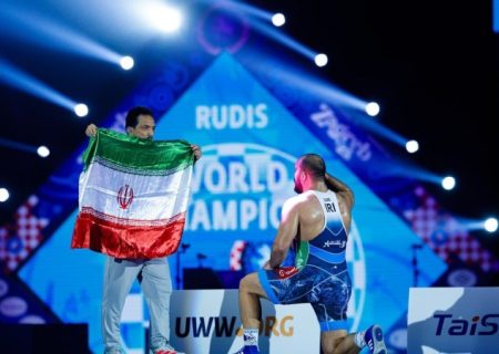 پرچم‌داران غرور ملی