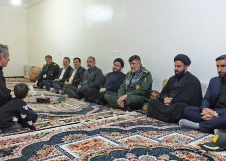 تقویت روحیه خدمتگزاری مسئولان در دیدار با خانواده شهدا+ تصاویر