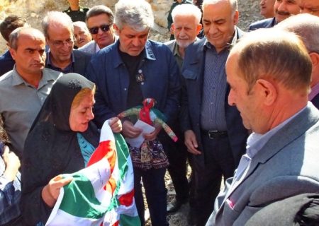 سوغات ویژه بانوی گچسارانی برای رهبر انقلاب و رئیس‌جمهور+ تصاویر و فیلم