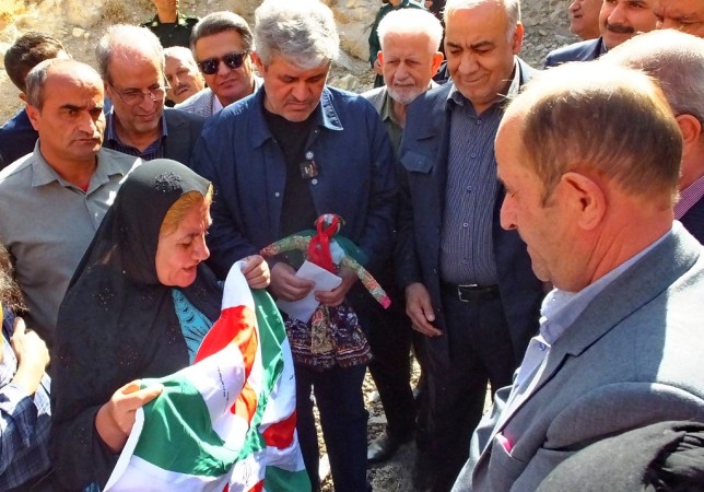 سوغات ویژه بانوی گچسارانی برای رهبر انقلاب و رئیسجمهور+ تصاویر و فیلم