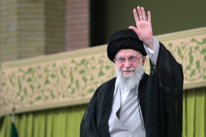 زعامت رهبر انقلاب؛ استمرار عزت و اقتدار ایران